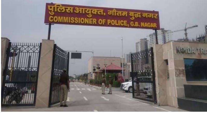 9 inspectors and 2 sub inspectors were reshuffled in Gautam Buddha Nagar.