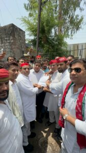 दादरी में गर्मी से परेशान होकर अभी भी हर दिन 5 से 6 घंटे तक बिजली गुल रहती है, समाजवादी पार्टी के लोगो ने बिजली घर पर धरना दिया