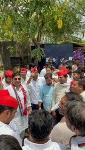 दादरी में गर्मी से परेशान होकर अभी भी हर दिन 5 से 6 घंटे तक बिजली गुल रहती है, समाजवादी पार्टी के लोगो ने बिजली घर पर धरना दिया