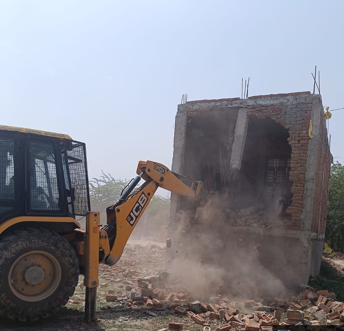 Greater Noida : सीईओ रवि कुमार का बुलडोजर तुस्याना में अवैध कॉलोनियों पर चला, 500 करोड़ रुपये की जमीन मुक्त कराई