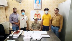 नोएडा पुलिस ने ट्रेडिंग के नाम पर 9 करोड़ रुपये की धोखाधड़ी करने वाले गिरोह के 2 लोगों को गिरफ्तार किया है।