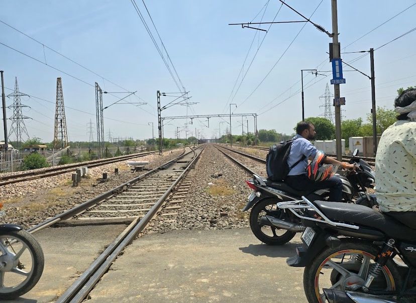 भारतीय किसान यूनियन (अंबावता) के कार्यकर्ताओं ने एडीएम नितिन मदान को राष्ट्रपति के नाम एक ज्ञापन सौंपा।