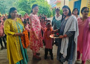 गर्मियों की छुट्टियों के बाद गौतमबुद्ध नगर के सरकारी स्कूल खुले ,बच्चों का स्वागत तिलक और फूलमाला पहनाकर