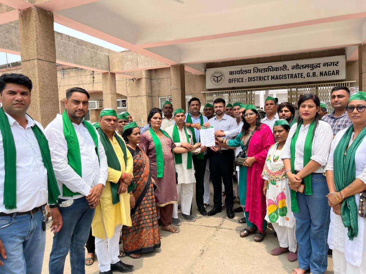 ग्रेटर नोएडा में किसानों का प्रदर्शन: 60 मीटर रोड निर्माण की मांग महत्वाकांक्षी परियोजना के लिए राष्ट्रपति को भेजा ज्ञापन”