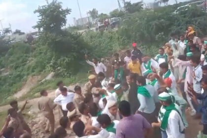 ग्रेटर नोएडा में किसानों का उग्र विरोध: दो युवकों ने आत्मदाह का प्रयास किया, वीडियो हुआ वायरल