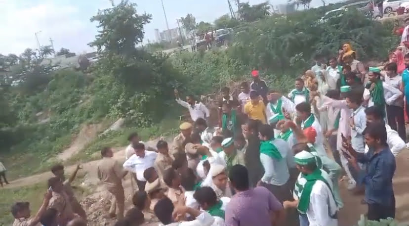 ग्रेटर नोएडा में किसानों का उग्र विरोध: दो युवकों ने आत्मदाह का प्रयास किया, वीडियो हुआ वायरल