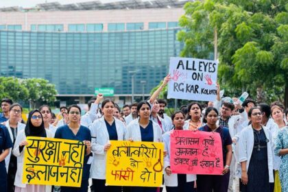ग्रेटर नोएडा में अस्पतालों की ओपीडी और आइपीडी सेवाएं रहेंगी बंद, महिला चिकित्सक के साथ दुष्कर्म और हत्या के विरोध में प्रदर्शन