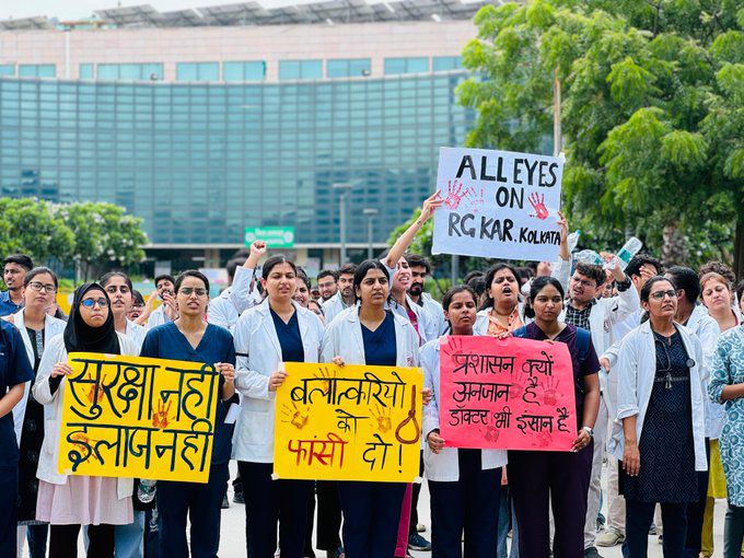 ग्रेटर नोएडा में अस्पतालों की ओपीडी और आइपीडी सेवाएं रहेंगी बंद, महिला चिकित्सक के साथ दुष्कर्म और हत्या के विरोध में प्रदर्शन