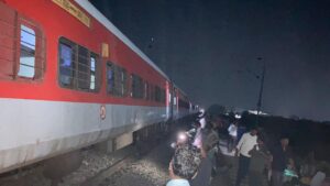 कानपुर ट्रेन हादसा: दिल्ली-झांसी रूट की छह ट्रेनें रद्द, साबरमती एक्सप्रेस का मार्ग बदला