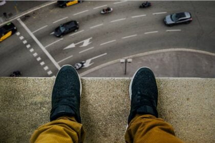 नोएडा में युवक ने 15वीं मंजिल से कूदकर की आत्महत्या, डिप्रेशन की पुष्टि