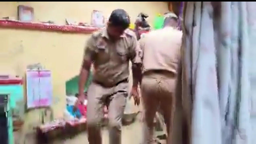 तेज बारिश से जर्जर मकान की छत गिरी, राहत कार्य में पुलिस ने निभाई महत्वपूर्ण भूमिका