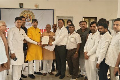 ग्रेटर नोएडा वेस्ट से ईस्टर्न पेरिफेरल तक सड़क निर्माण की 16 साल पुरानी मांग : ज्ञापन उत्तर प्रदेश के मुख्यमंत्री योगी आदित्यनाथ के नाम शिक्षक एमएलसी श्रीचंद शर्मा को सौंपा।