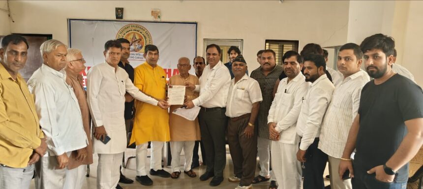 ग्रेटर नोएडा वेस्ट से ईस्टर्न पेरिफेरल तक सड़क निर्माण की 16 साल पुरानी मांग : ज्ञापन उत्तर प्रदेश के मुख्यमंत्री योगी आदित्यनाथ के नाम शिक्षक एमएलसी श्रीचंद शर्मा को सौंपा।