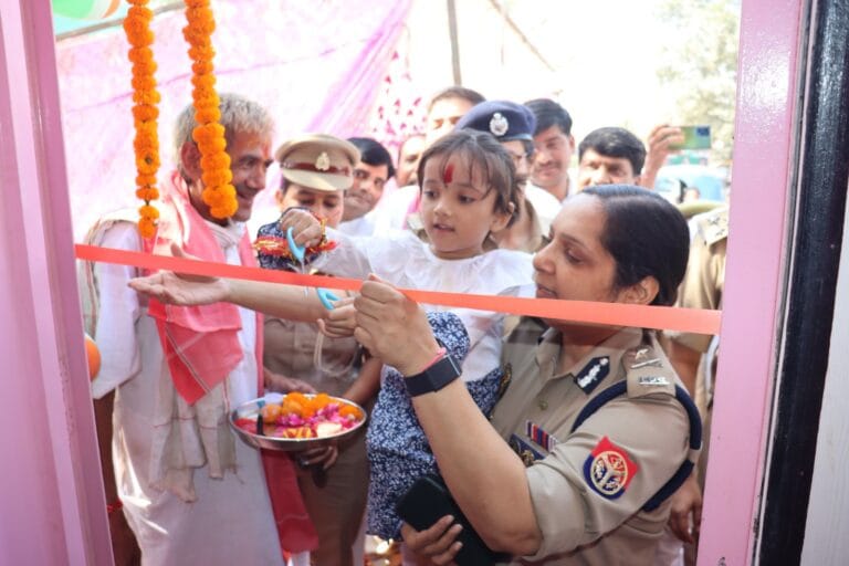गौतमबुद्ध नगर में महिलाओं की सुरक्षा को मजबूत करने के लिए पुलिस ने दो नए पिंक बूथ स्थापित किए