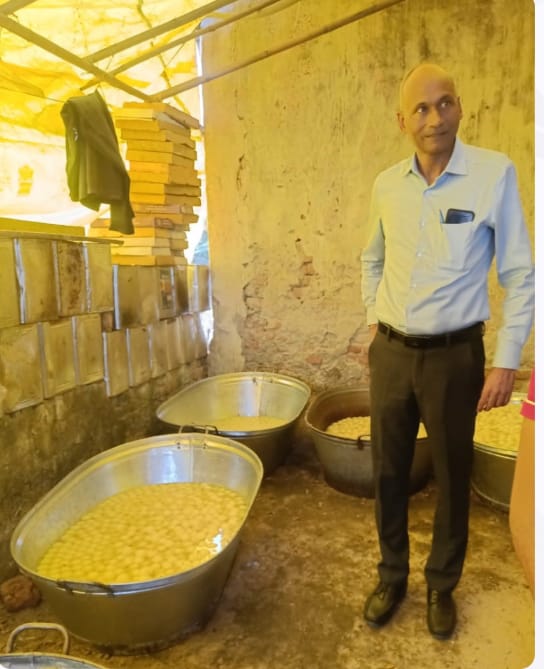 ग्रेटर नोएडा में मिलावटी रसगुल्ले का भंडार, सैकड़ों किलो मिठाई नष्ट, खाद्य सुरक्षा विभाग का छापा