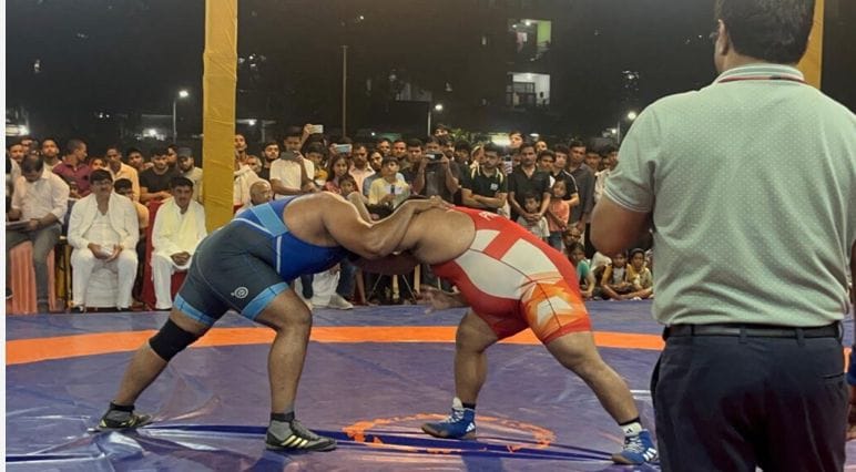 नोएडा में एक लाख का इनाम: भारतीय नौसेना का सपूत पुष्पेंद्र बना ऋषिपाल केसरी ,महाराष्ट्र के पृथ्वीराज को हराकर जीता एक लाख का इनाम