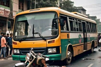 AI - ग्रेटर नोएडा के बादलपुर क्षेत्र में सड़क हादसा: बस ने बाइक सवार को मारी टक्कर, एक की मौत