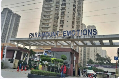 ग्रेटर नोएडा वेस्ट में दर्दनाक हादसा: बालकनी से गिरे 14 वर्षीय किशोर की मौत