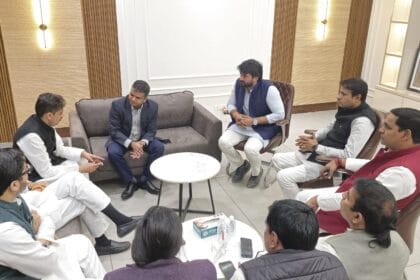 ग्रेटर नोएडा में किसानों का आंदोलन तेज, कांग्रेस सांसद इमरान मसूद, उज्जवल रमण सिंह समेत 10 नेता प्रतिनिधिमंडल डीएम से मिले , राहुल गांधी की चेतावनी