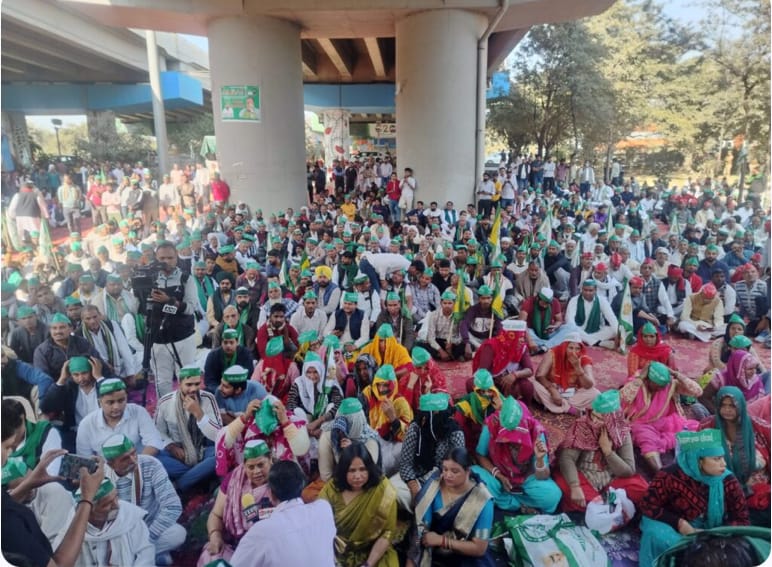 ग्रेटर नोएडा में किसानों की महापंचायत: किसानों की गिरफ्तारी के विरोध में प्रदर्शन और समिति का गठन