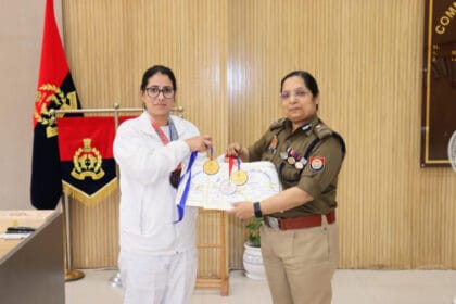 नोएडा की महिला आरक्षी प्रियंका अरोड़ा ने अमेरिका गेम्स में गोल्ड सहित तीन पदक जीतकर , पुलिस कमिश्नर लक्ष्मी सिंह ने सम्मानित किया , अमेरिका में लहराया तिरंगा !