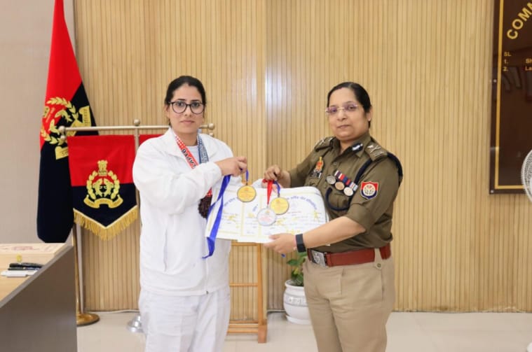 नोएडा की महिला आरक्षी प्रियंका अरोड़ा ने अमेरिका गेम्स में गोल्ड सहित तीन पदक जीतकर , पुलिस कमिश्नर लक्ष्मी सिंह ने सम्मानित किया , अमेरिका में लहराया तिरंगा !