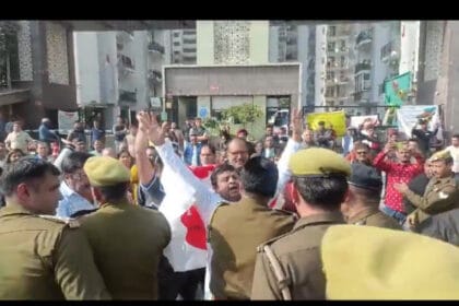 नोएडा में फ्लैट रजिस्ट्री का मुद्दा गरमाया, रैली पर लगी रोक, निवासी सड़कों पर उतरे