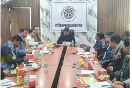 नोएडा में प्रधानमंत्री फसल बीमा योजना की समीक्षा: 31 दिसंबर तक किसानों की फसलों का होगा बीमा