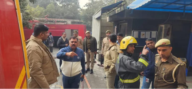 Noida News: इलेक्ट्रॉनिक उपकरण कंपनी में भीषण आग, करोड़ों का नुकसान, 5 घंटे बाद काबू