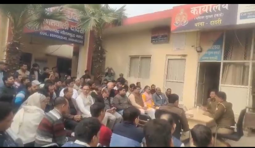 Greater Noida : दादरी में 26 दिसंबर से जाम हटाने का विशेष अभियान, पुलिस और व्यापारियों ने की बैठक।