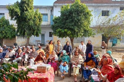 गुर्जर वोमानिया टीम ने गाजियाबाद के वृद्धाश्रम में बांटे कपड़े और प्यार