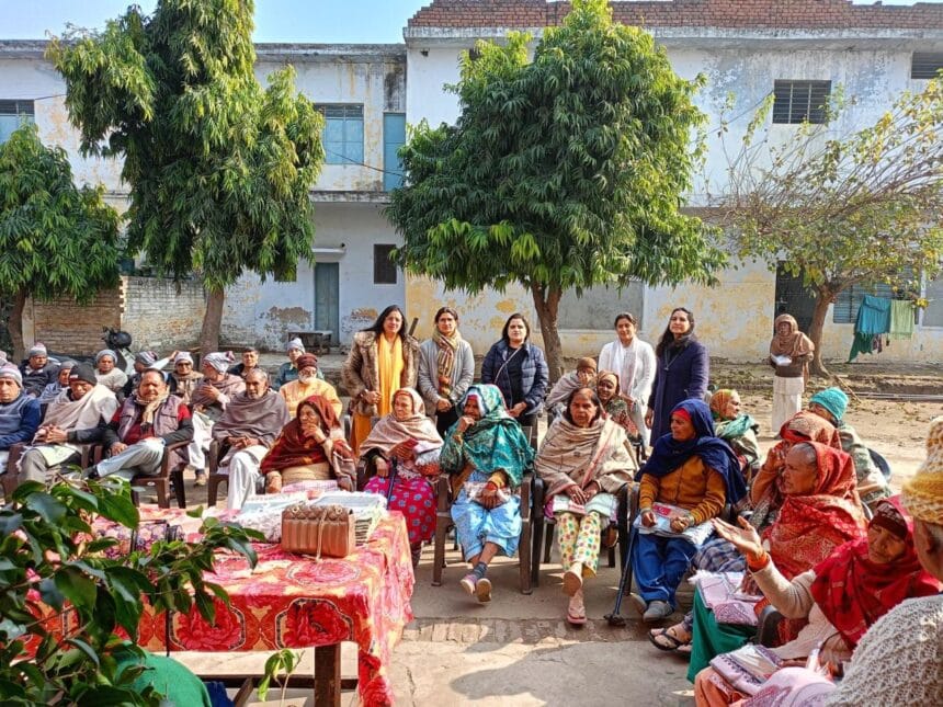 गुर्जर वोमानिया टीम ने गाजियाबाद के वृद्धाश्रम में बांटे कपड़े और प्यार