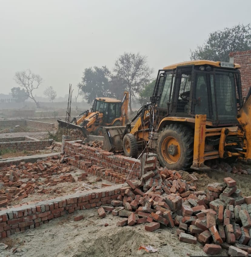 बिसरख में प्राधिकरण की जमीन पर कब्‍जा: सीईओ के आदेश के बाद कार्रवाई से जमीन कब्‍जा मुक्‍त