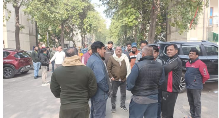 नोएडा: श्री साईं अपार्टमेंट में RWA की आम सभा में हंगामा, अध्यक्ष पर वित्तीय अनियमितताओं के आरोप