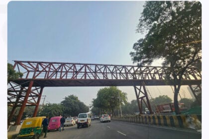 अब जान जोखिम में नहीं: जगतफार्म पर फुट ओवर ब्रिज मार्च में खुलेगा, नॉलेज पार्क के छात्रों को मिलेगी राहत