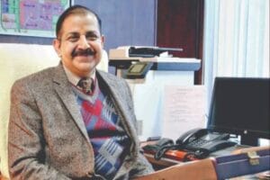 योगी सरकार का भरोसा : IAS अरुणवीर सिंह को सातवीं बार सेवा विस्तार बढ़ाने की तैयारी , नोएडा इंटरनेशनल एयरपोर्ट और फिल्म सिटी में अहम भूमिका।