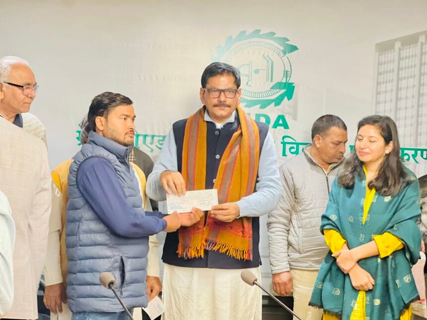 ग्रेटर नोएडा के स्थापना दिवस पर किसानों को 10.35 करोड़ का चेक वितरण