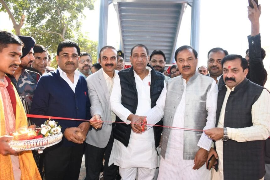 सांसद और विधायक ने ग्रेटर नोएडा में 9.42 करोड़ रुपये की लागत से दो फुटओवर ब्रिज का लोकार्पण