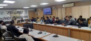 शिकायत निस्तारण में लापरवाही बरतने वाले अधिकारियों पर डीएम का सख्त रुख, शासन को भेजी जाएगी सूची