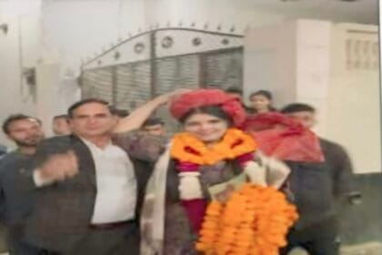 ग्रेटर नोएडा के सादुल्लापुर गांव की बिटिया चारु नागर एमबीबीएस और एमडी बनकर गांव लौटीं, बैंड-बाजे के साथ हुआ भव्य स्वागत