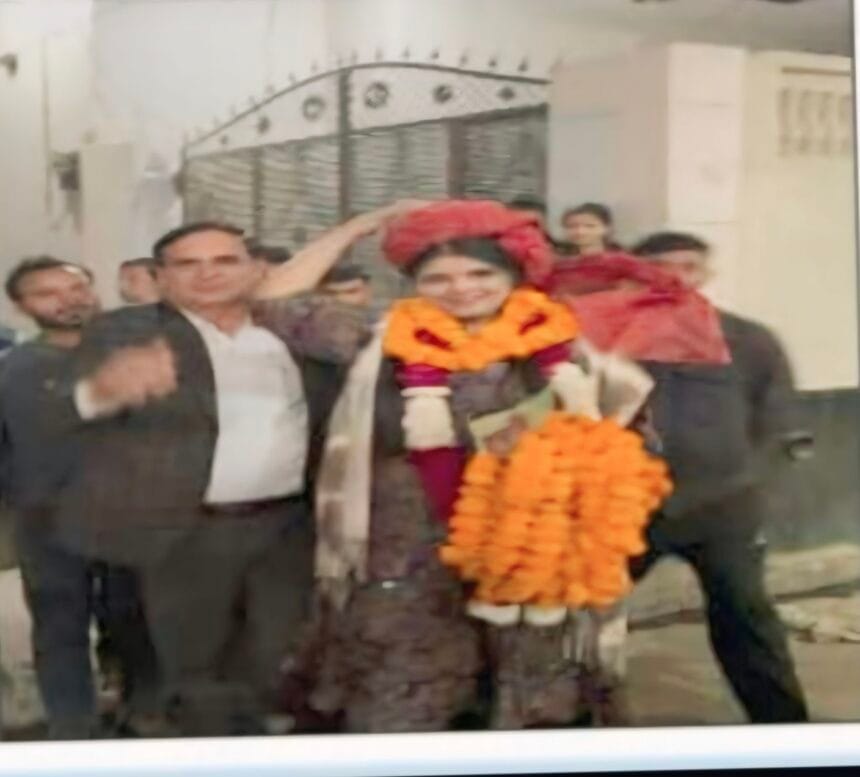 ग्रेटर नोएडा के सादुल्लापुर गांव की बिटिया चारु नागर एमबीबीएस और एमडी बनकर गांव लौटीं, बैंड-बाजे के साथ हुआ भव्य स्वागत