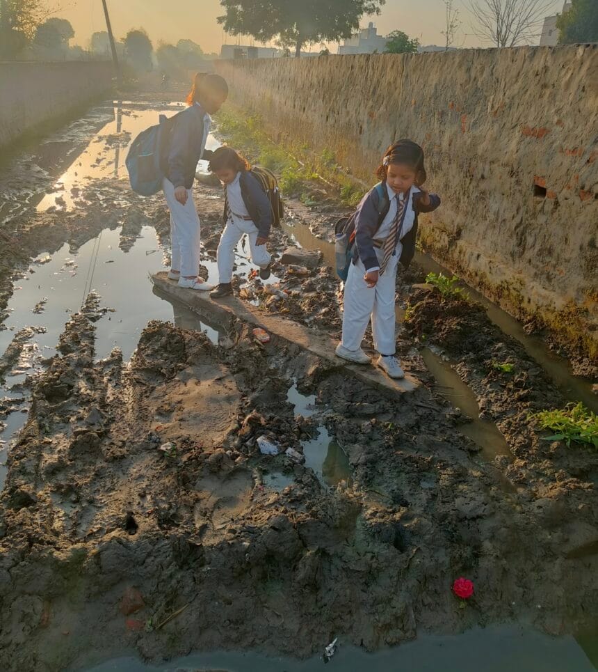 सादुल्लापुर गांव की दुर्दशा : स्मार्ट गांव का सपना अधूरा, टूटी सड़कों पर जान जोखिम में डालकर स्कूल जाते बच्चे