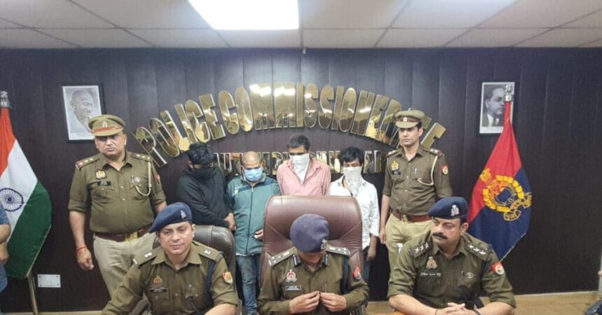 नोएडा में नौकर बना लुटेरा: महिला को बंधक बनाकर 53 लाख की लूट,पुलिस ने 4 को दबोचा,10 लाख बरामद ।