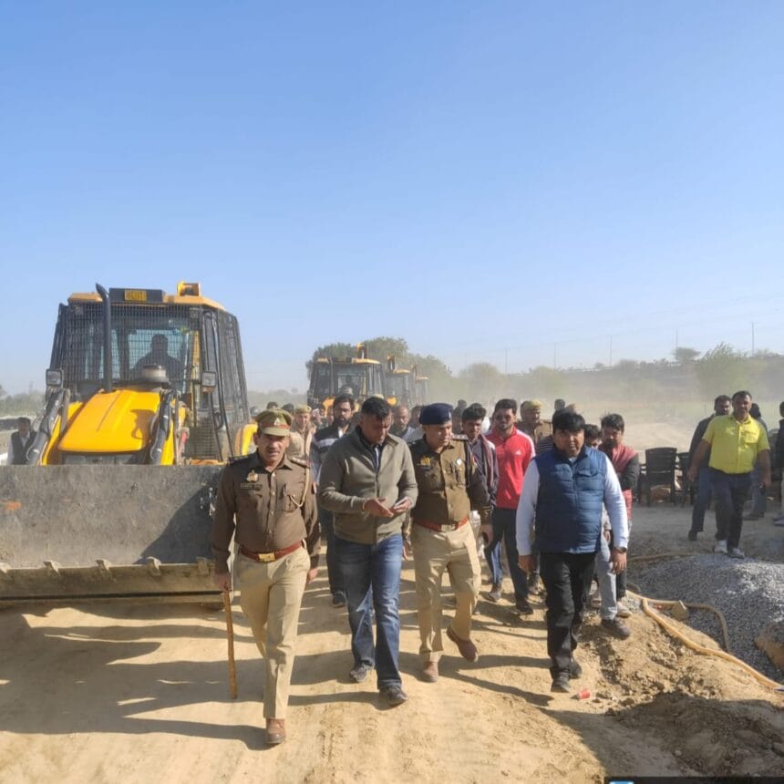 ग्रेटर नोएडा प्राधिकरण का बड़ा एक्शन: तिलपता में 22 करोड़ की जमीन से अवैध कब्जा हटाया, 'अर्बन सिटी' कॉलोनी ध्वस्त