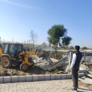 ग्रेटर नोएडा प्राधिकरण का बड़ा एक्शन: तिलपता में 22 करोड़ की जमीन से अवैध कब्जा हटाया, 'अर्बन सिटी' कॉलोनी ध्वस्त