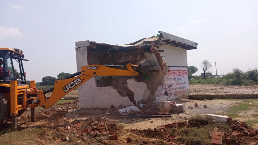 Greater Noida : जेवर एयरपोर्ट अधिसूचित जमीन पर अवैध निर्माण पर चलेगा बुलडोजर, प्रशासन ने दी चेतावनी