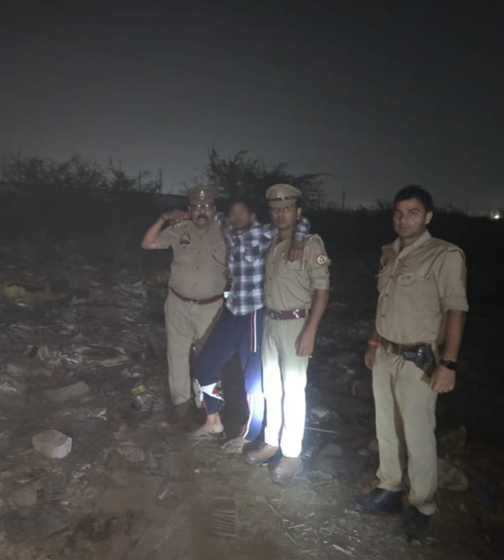 ग्रेटर नोएडा में रंगदारी मांगने वाले 15 हजार के इनामी बदमाश से पुलिस की मुठभेड़, पैर में लगी गोली