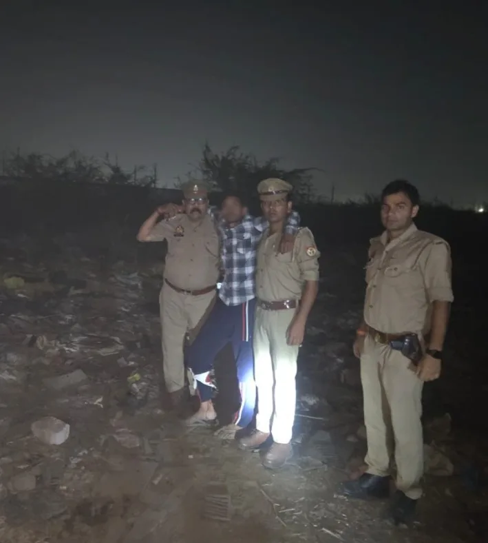 ग्रेटर नोएडा में रंगदारी मांगने वाले 15 हजार के इनामी बदमाश से पुलिस की मुठभेड़, पैर में लगी गोली