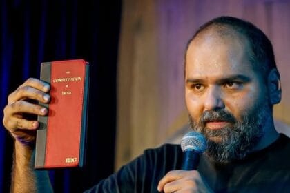 आलोचना लोकतंत्र की आत्मा थी कभी : लोकतंत्र की खोई आत्मा ।