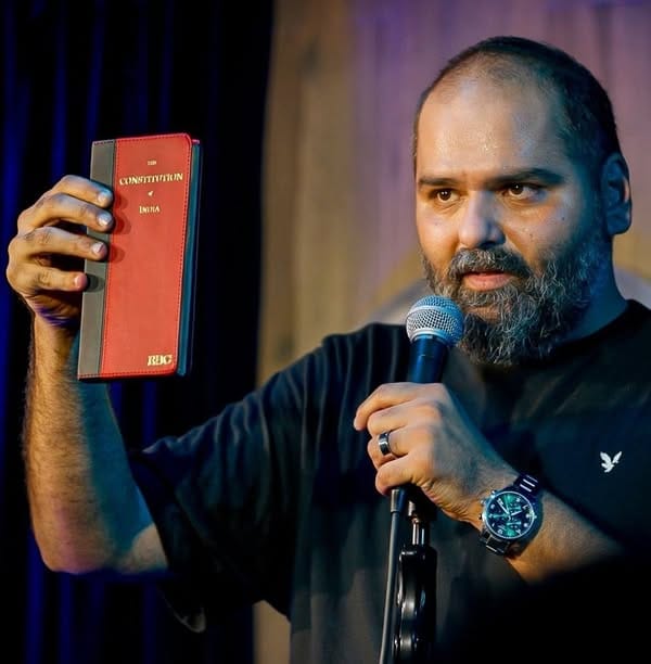 आलोचना लोकतंत्र की आत्मा थी कभी : लोकतंत्र की खोई आत्मा ।